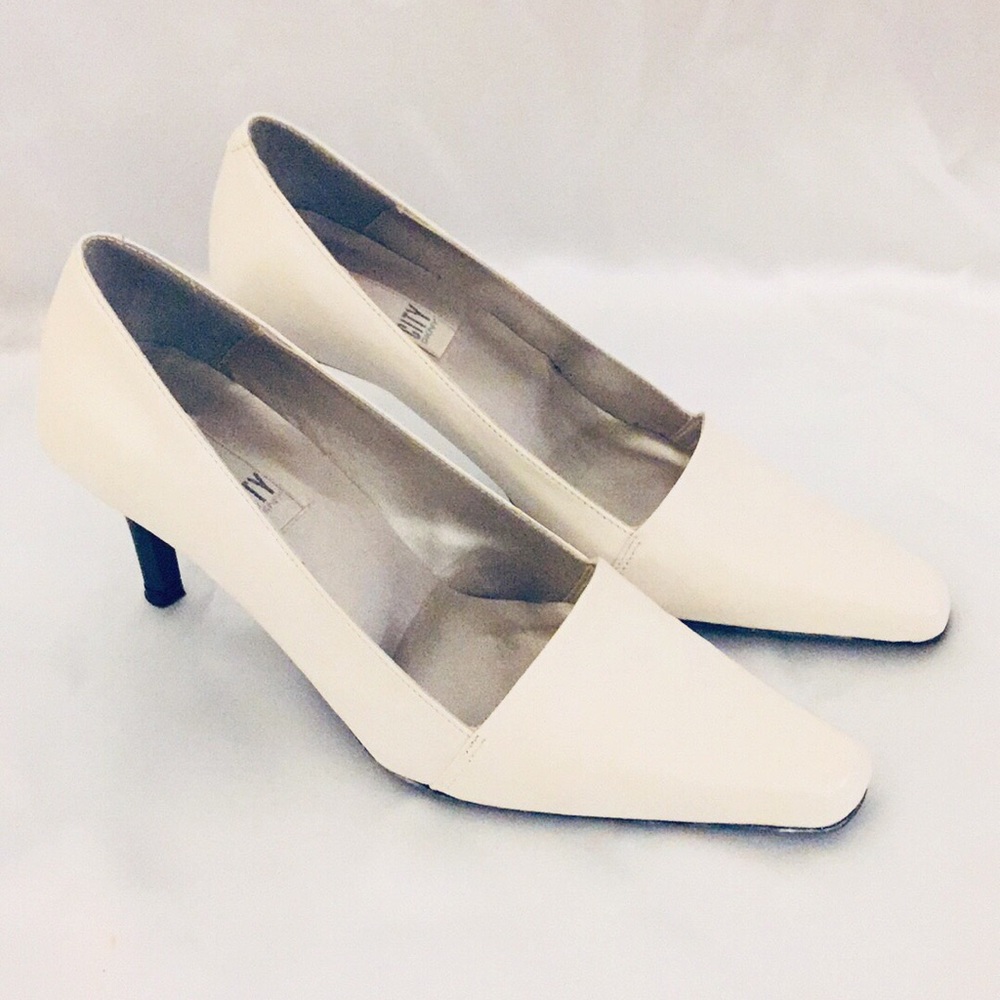 SOLD. Almost New DKNY Pump White Leather